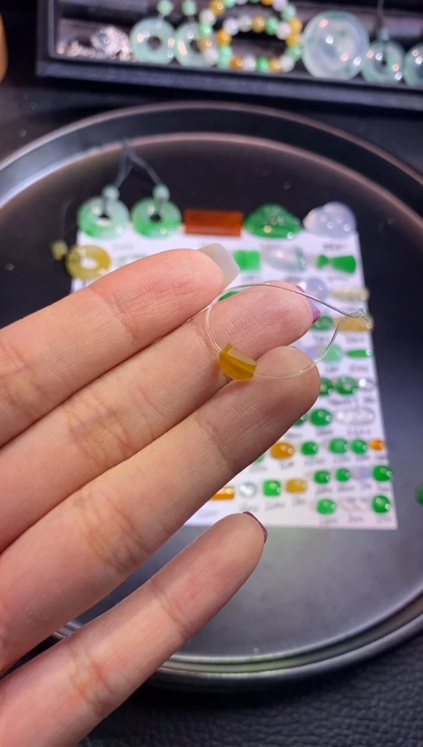 翡翠挂件未镶嵌珠
