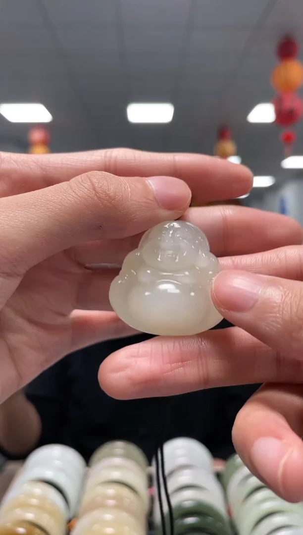 颈饰未镶嵌和田玉暖色佛公吊坠一件35mm