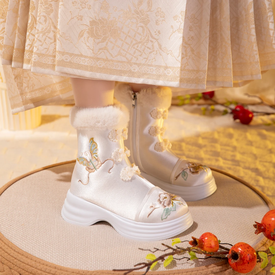 国风汉服靴子女冬季加绒厚底绣花棉靴时尚中筒雪地靴配马面古装靴