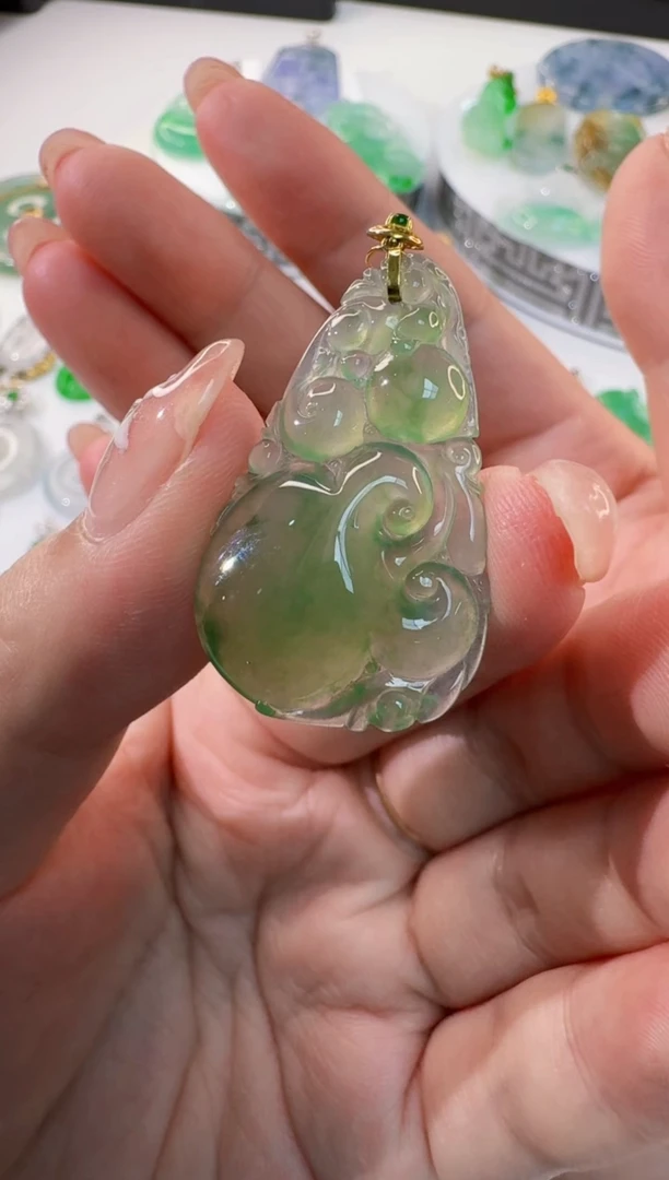 颈饰18K金镶嵌翡翠缅甸A货翡翠