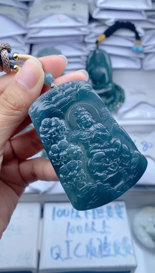 颈饰未镶嵌翡翠