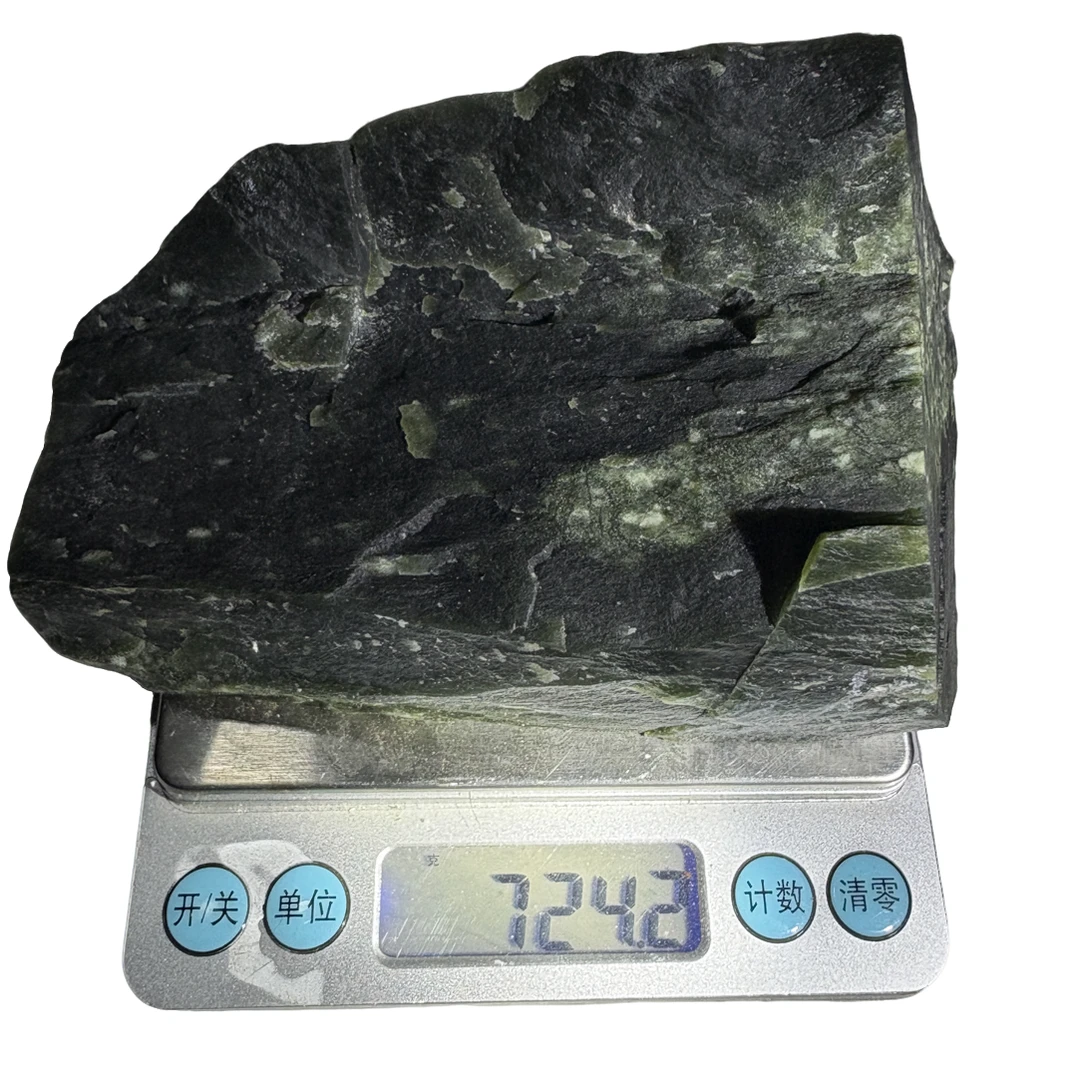 昆仑玉青海料原石 重723克长宽厚约110 ＊60 ＊35毫米深湖水绿