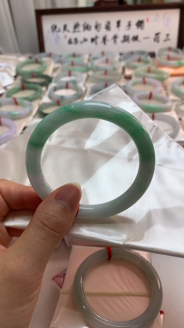 未镶嵌手镯翡翠58圆条白底青