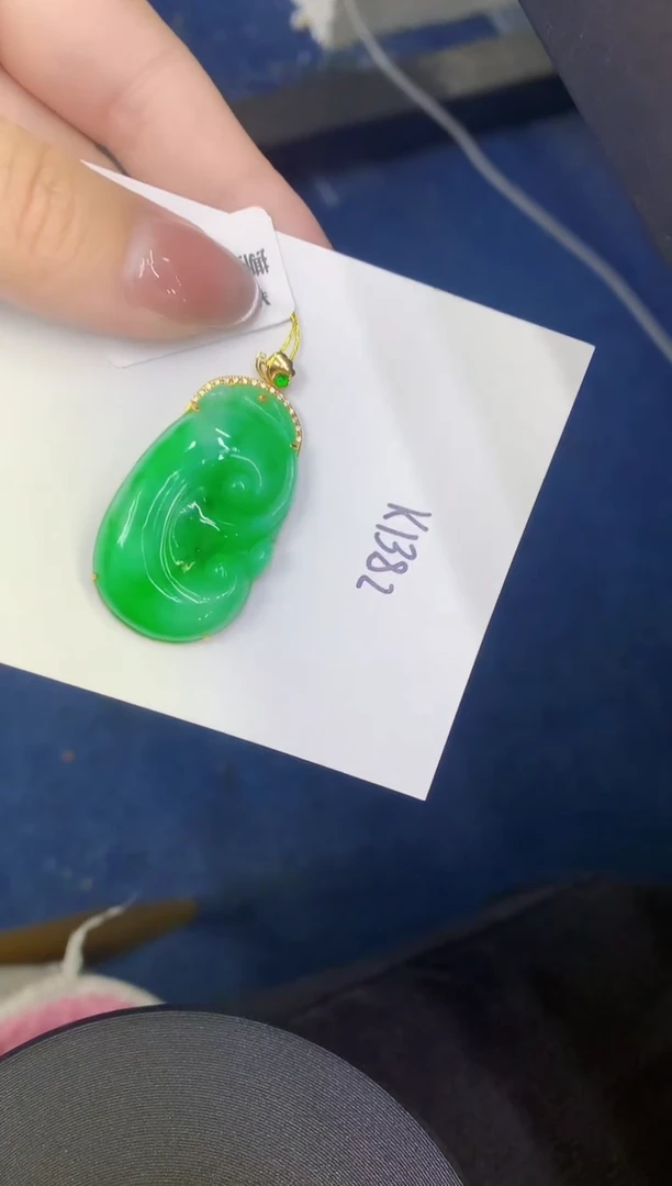 颈饰18K金镶嵌翡翠因缅甸天然翡翠A货