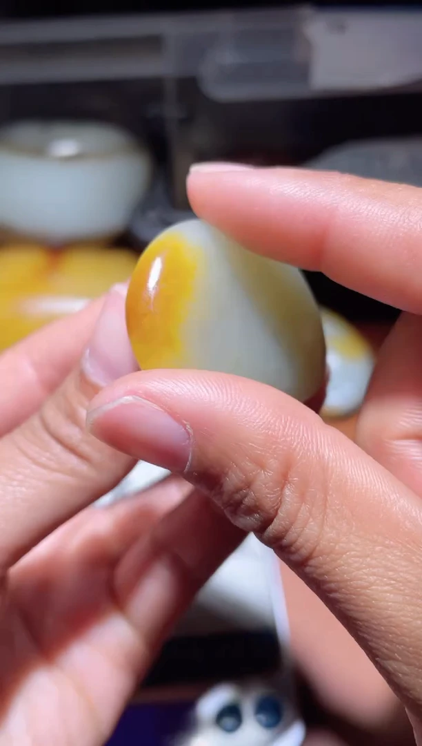 未镶嵌和田玉（糖玉）挂件原石