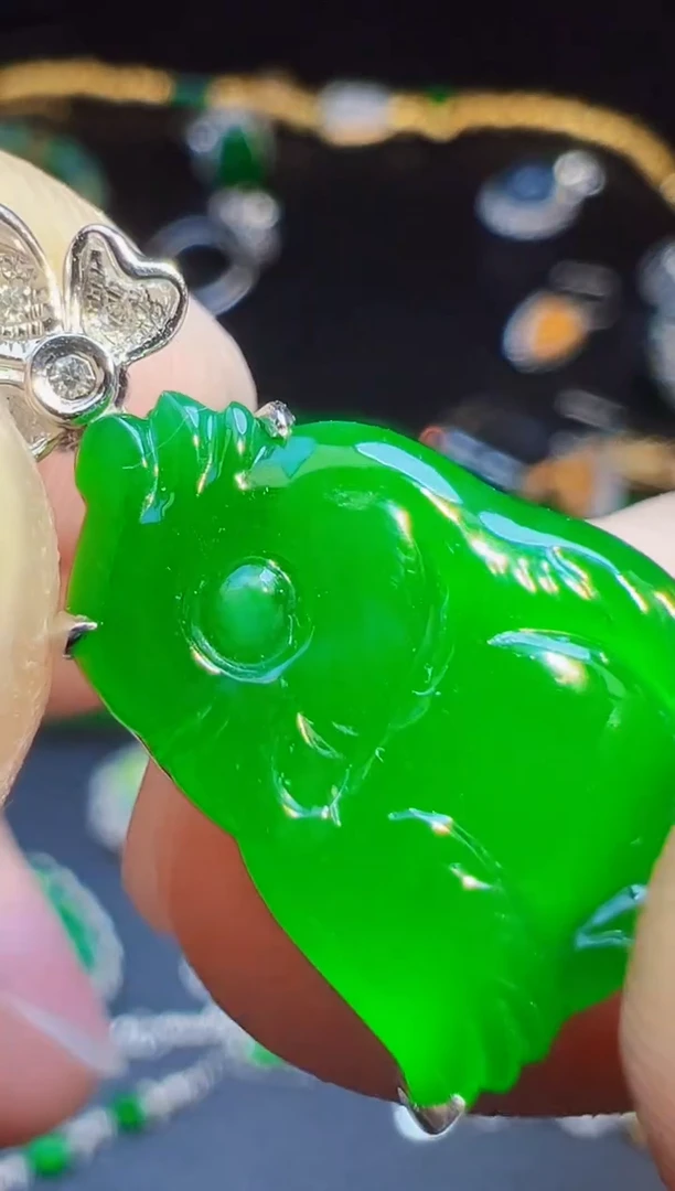 颈饰18K金镶嵌翡翠**翡翠