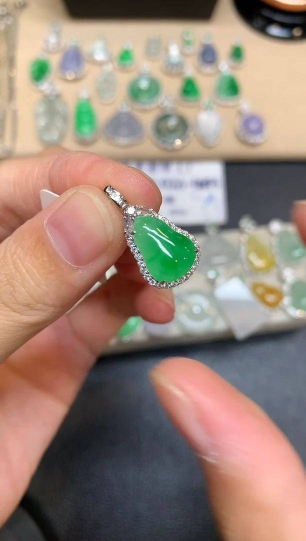 颈饰18K金镶嵌翡翠福瓜【无服务费