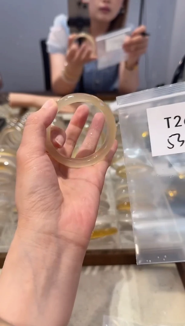 玛瑙/玉髓手镯未镶嵌T265