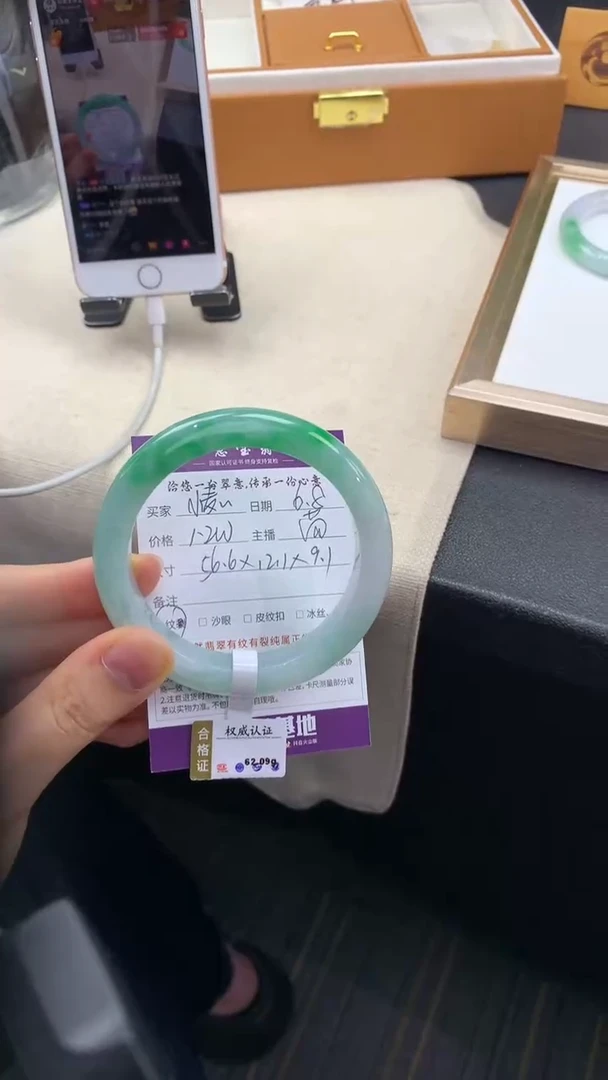 翡翠手镯未镶嵌..........