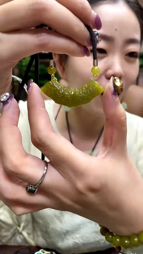 岫玉未镶嵌吊坠多样性发货发其中之一