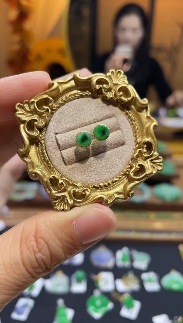 颈饰18K金镶嵌翡翠耳钉