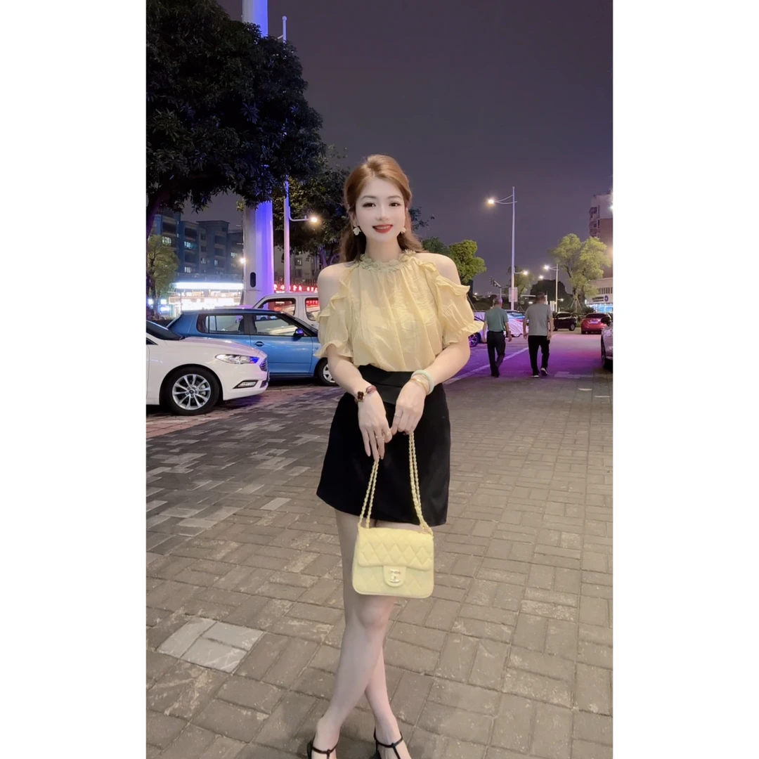 涵儿家 设计感花朵挂脖荷叶边露肩衬衫VS高腰不规则a字西装包臀裙