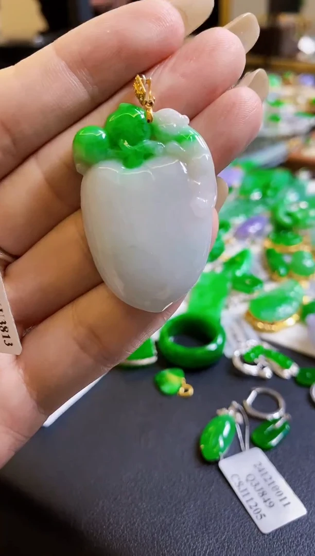 【闪购商品】定制翡翠18K金镶嵌吊坠