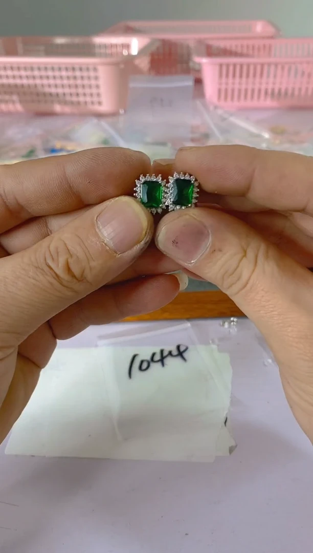 【闪购商品】水晶颈饰银S925镶嵌1044红宝，蓝宝，多样性发一件赠链