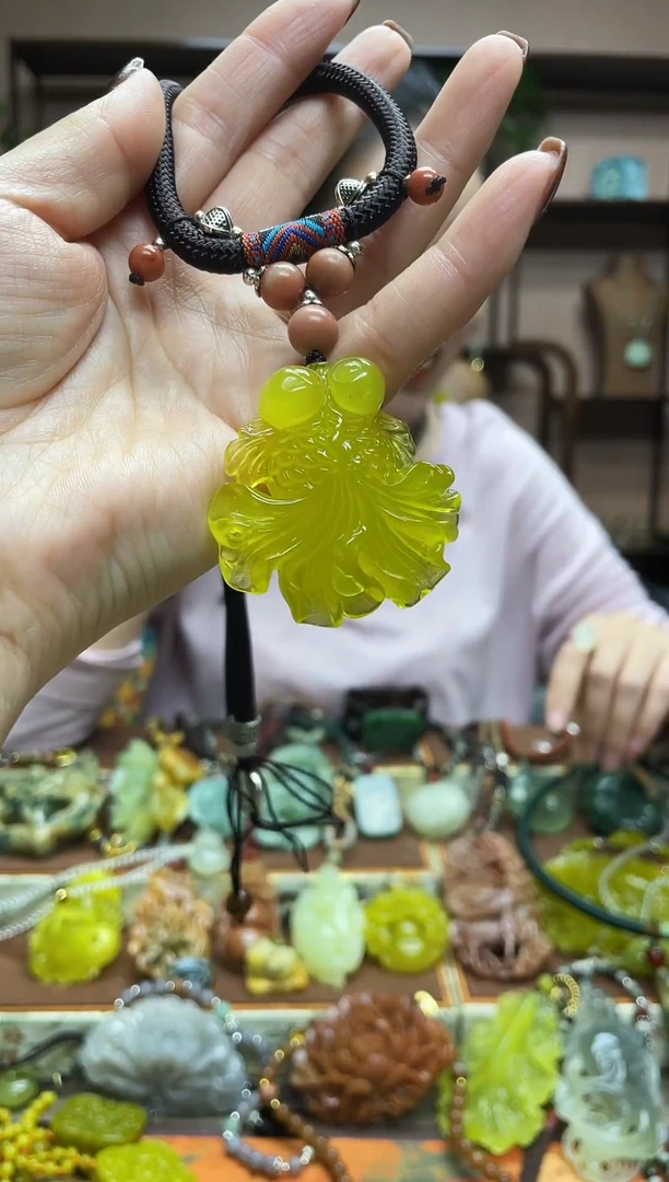 未镶嵌蛇纹石玉颈饰·