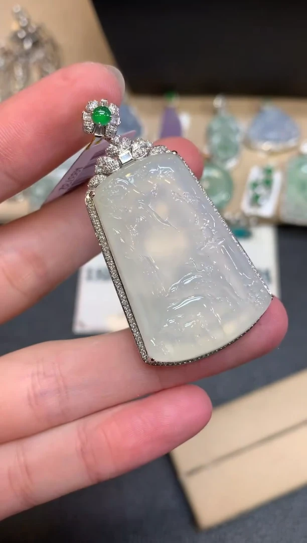 【闪购商品】翡翠颈饰18K金镶嵌无事牌【无服务费】