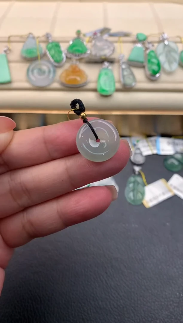 翡翠18K金镶嵌颈饰F591