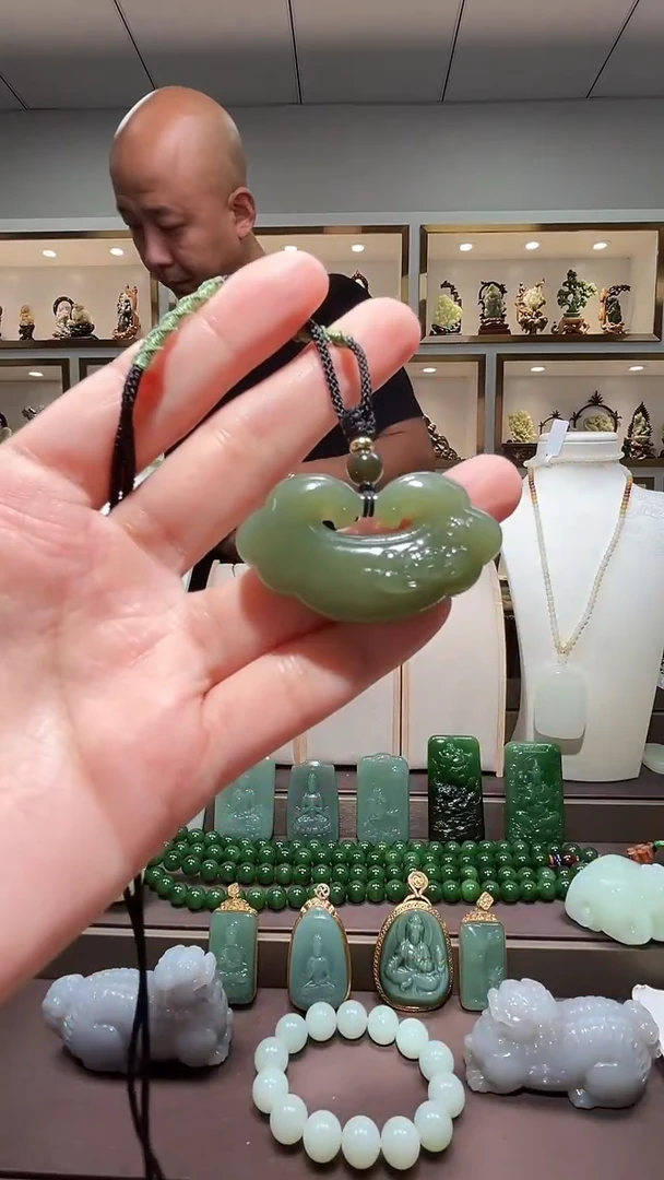 和田玉未镶嵌颈饰苏