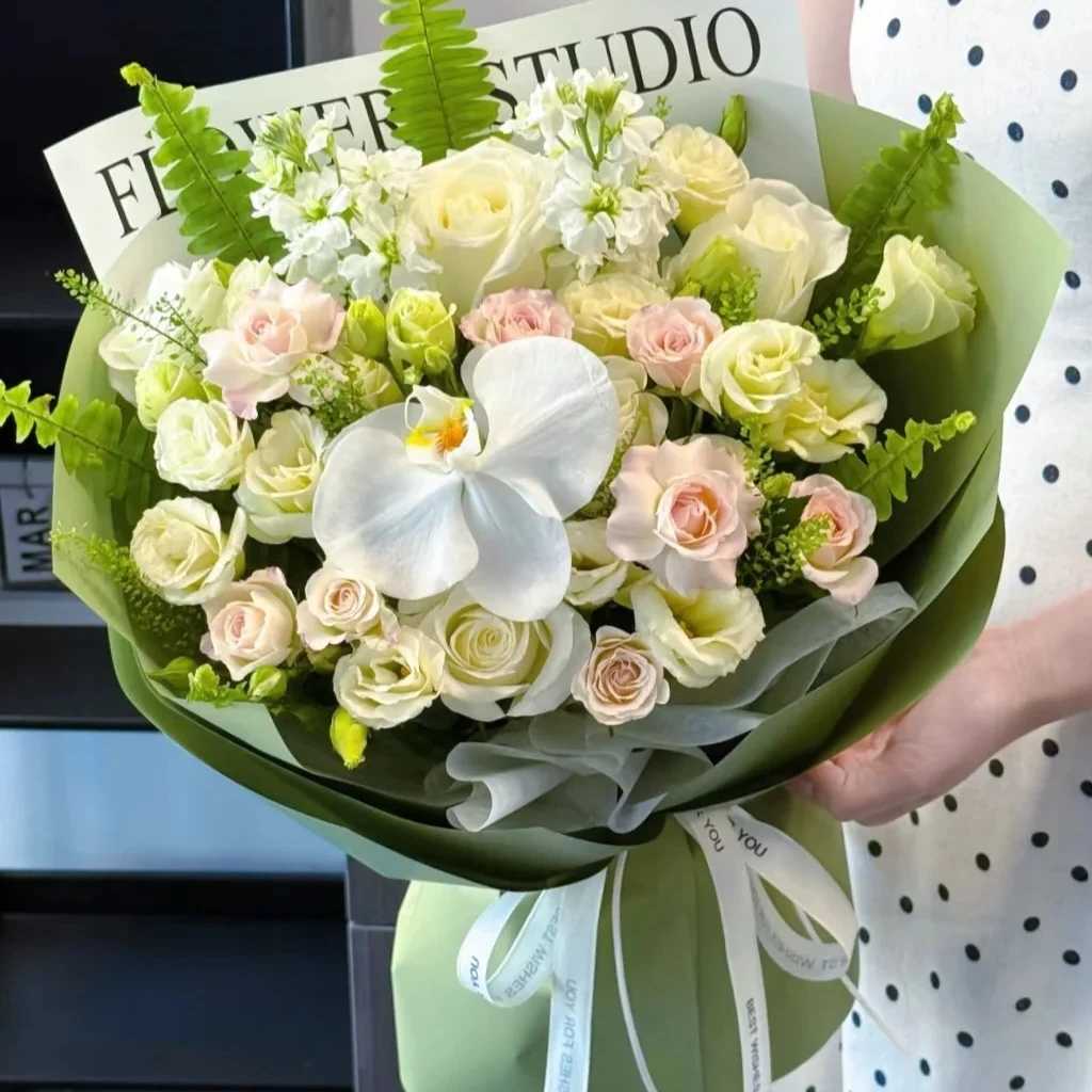 【治愈系小花束】白玫瑰蝴蝶兰绿色洋桔梗花节日生日花束送女友送闺蜜送男友全国同城配送花上门附近花店小时达