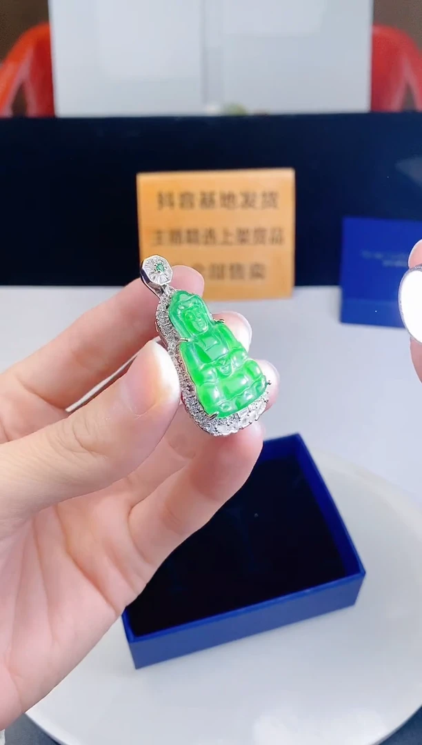 颈饰未镶嵌翡翠