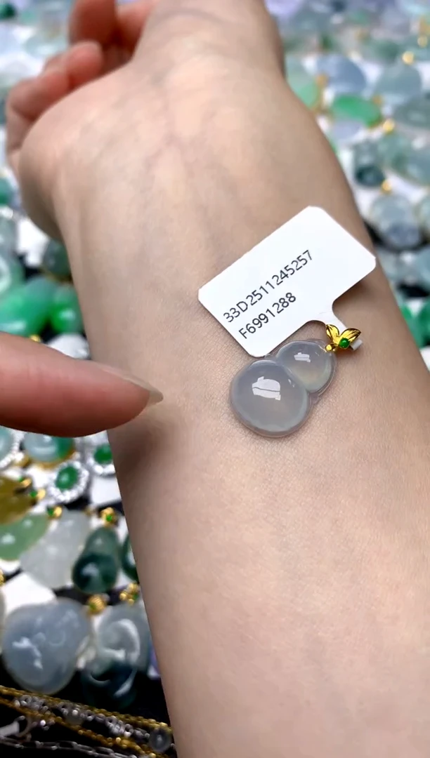 颈饰18K金镶嵌翡翠天然A货翡翠