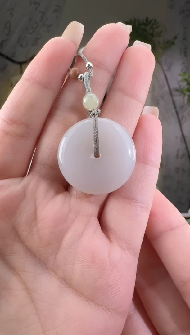 和田玉未镶嵌颈饰烟紫扣 p