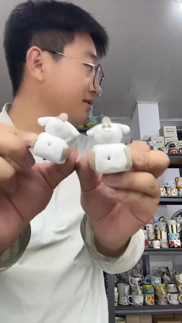 陶瓷两个陶瓷猪 抽象