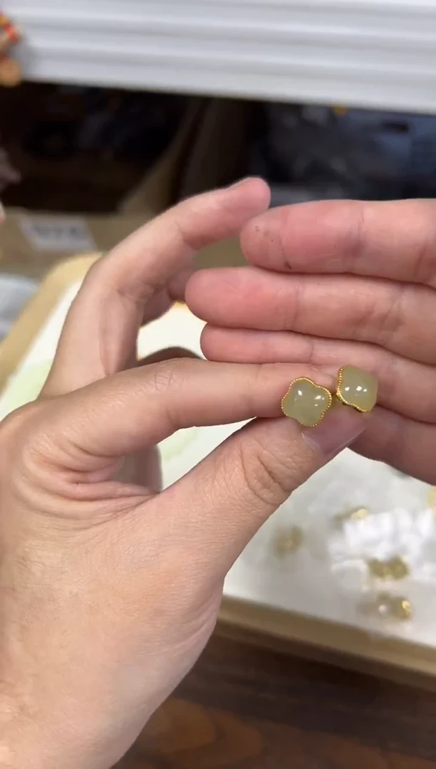 银S925镶嵌和田玉耳饰和田玉晴水花朵款银耳钉[0319]