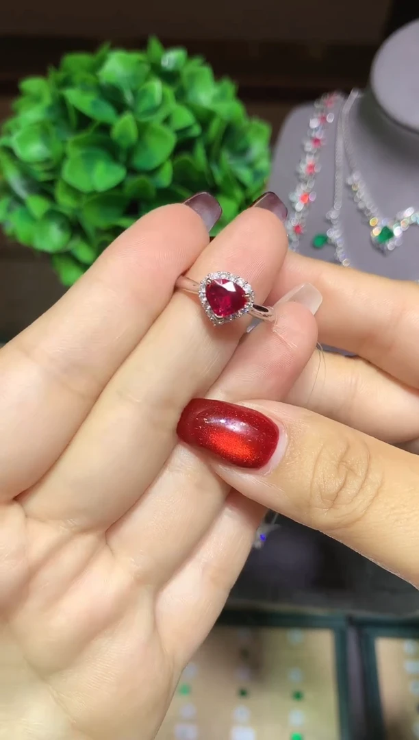 18K金镶嵌戒指红宝石1.05ct