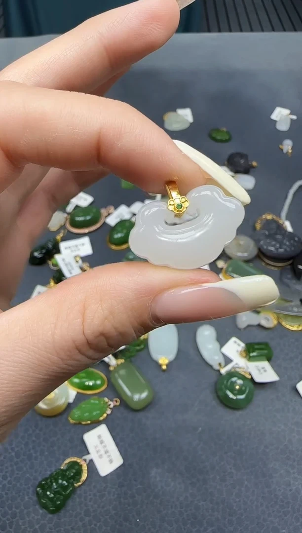 【闪购商品】和田玉挂件18K金镶嵌1