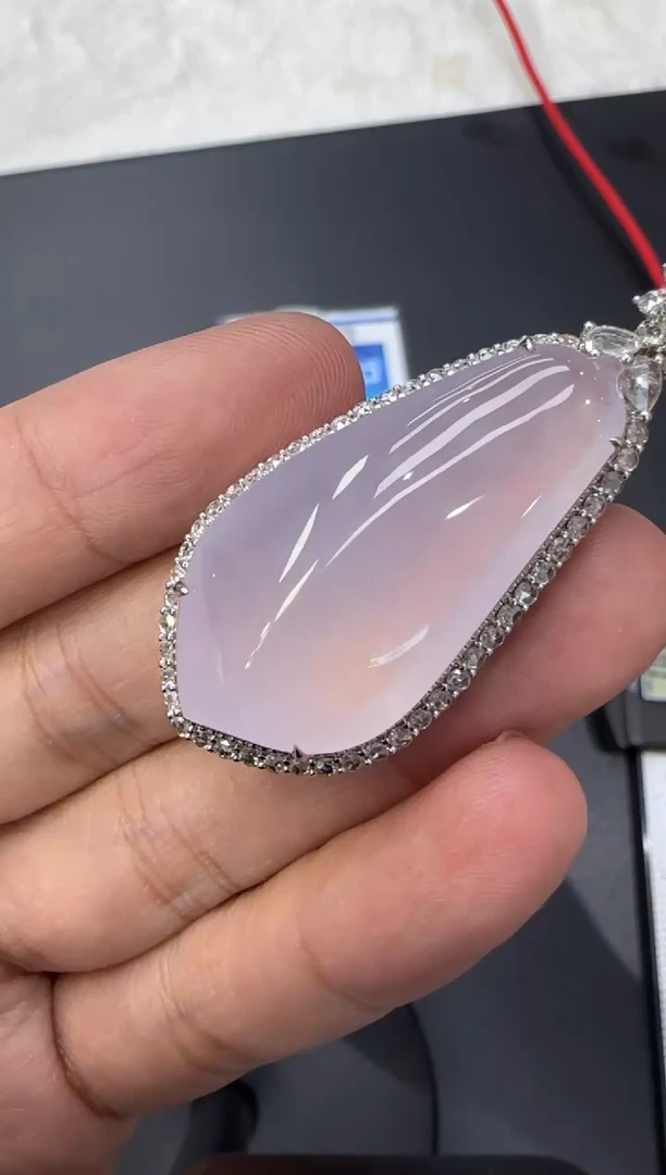 颈饰18K金镶嵌翡翠小****?天然翡翠A货孤品一件