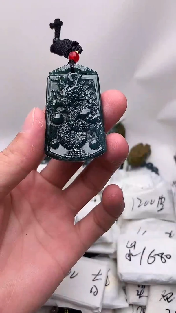 颈饰未镶嵌翡翠龙牌
