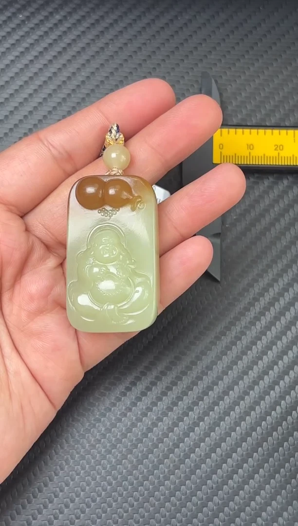 吊坠(赠链)未镶嵌和田玉若羌微色差吊坠