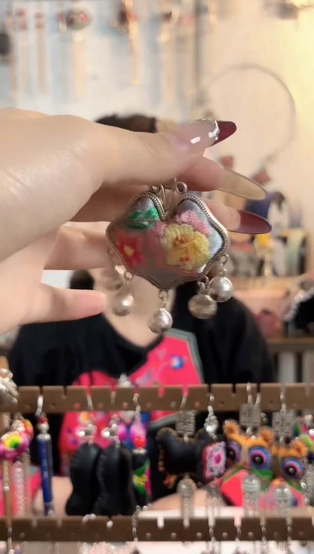 织绣彩云南阁非遗老绣饰品116