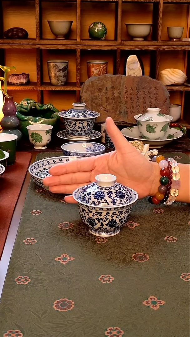 【手工手绘缠枝莲盖碗】