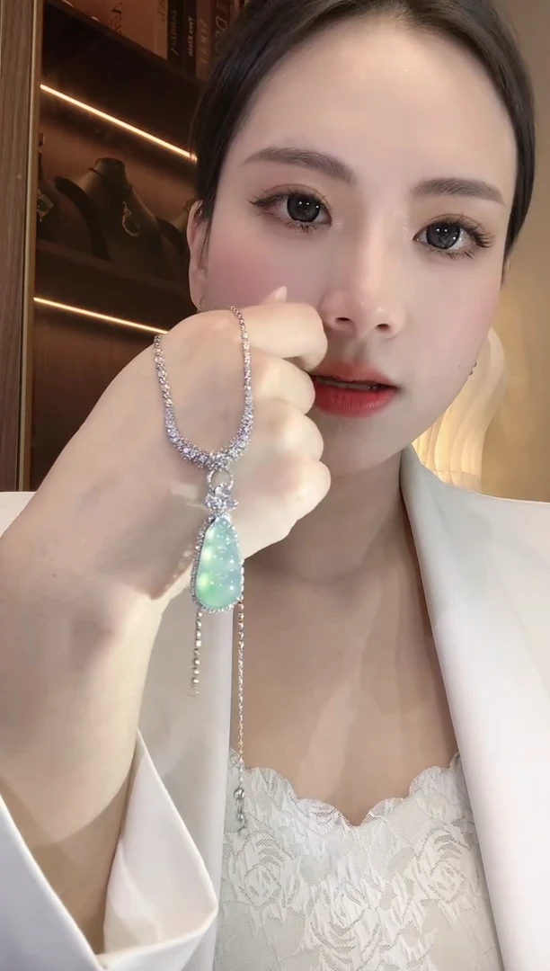 【闪购商品】翡翠吊坠(不含链)18K金镶嵌C31