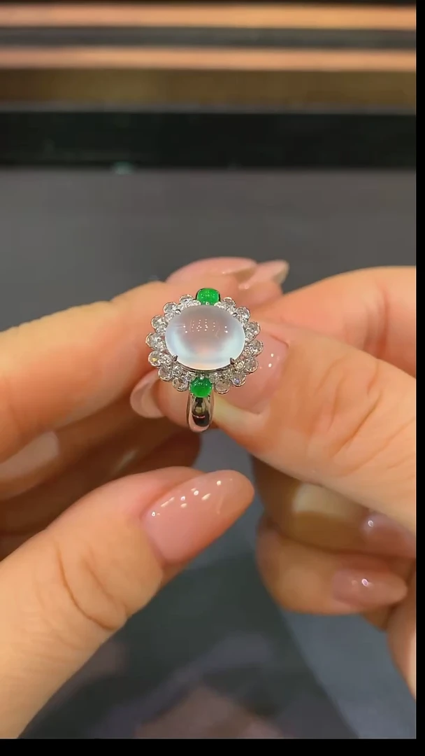 18K金镶嵌戒指翡翠戒指