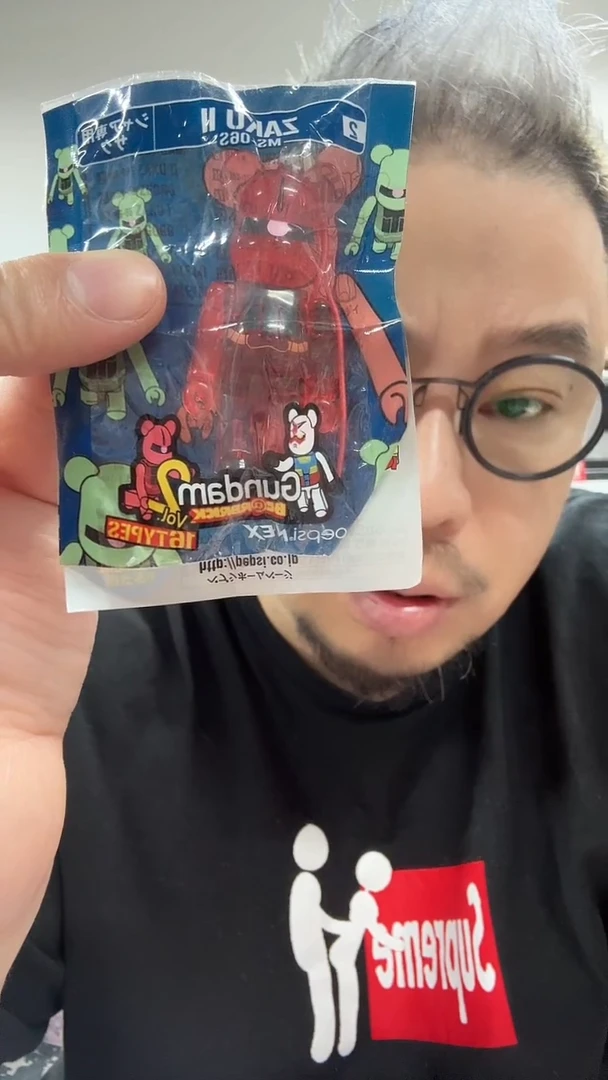 bearbrick70%透明扎古红色