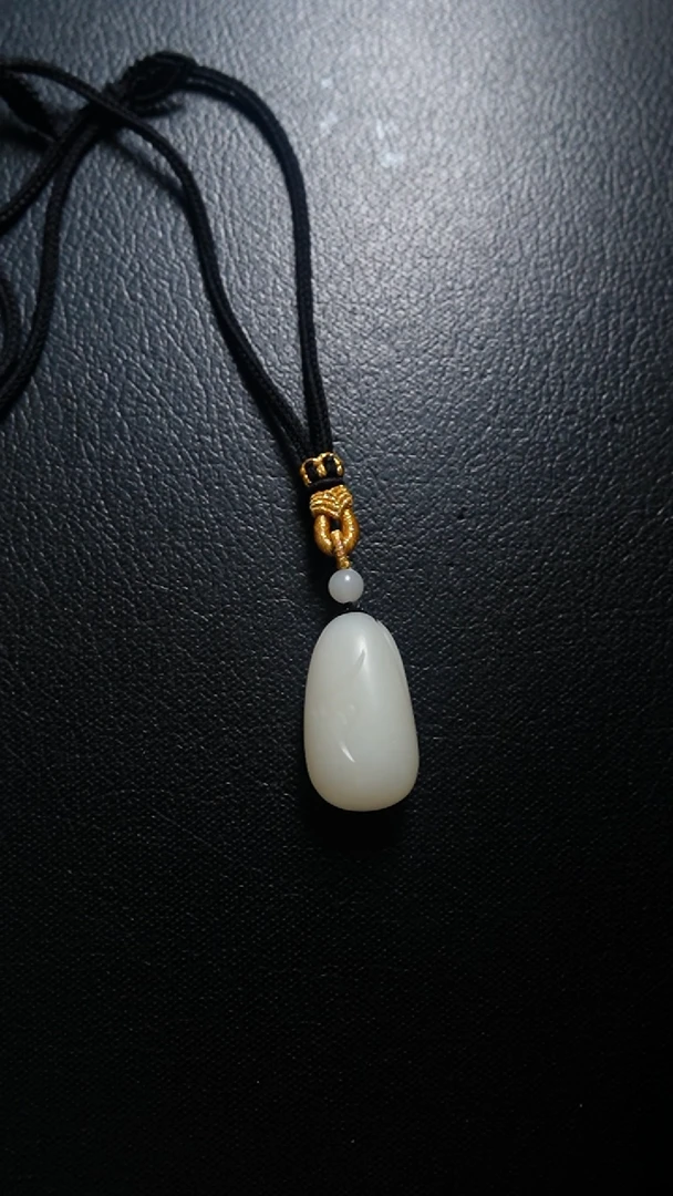 颈饰未镶嵌和田玉吊坠