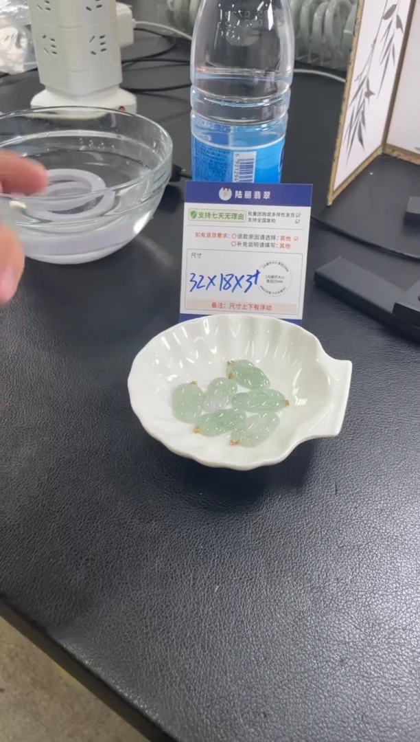 18K金镶嵌挂件翡翠叶子多样性发其一CP配绳8
