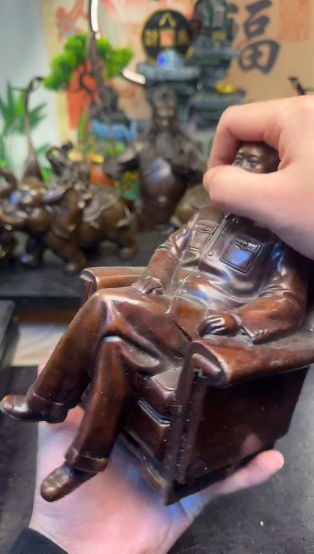 买铜就来旺铜杂货铺！（坐伟人像）