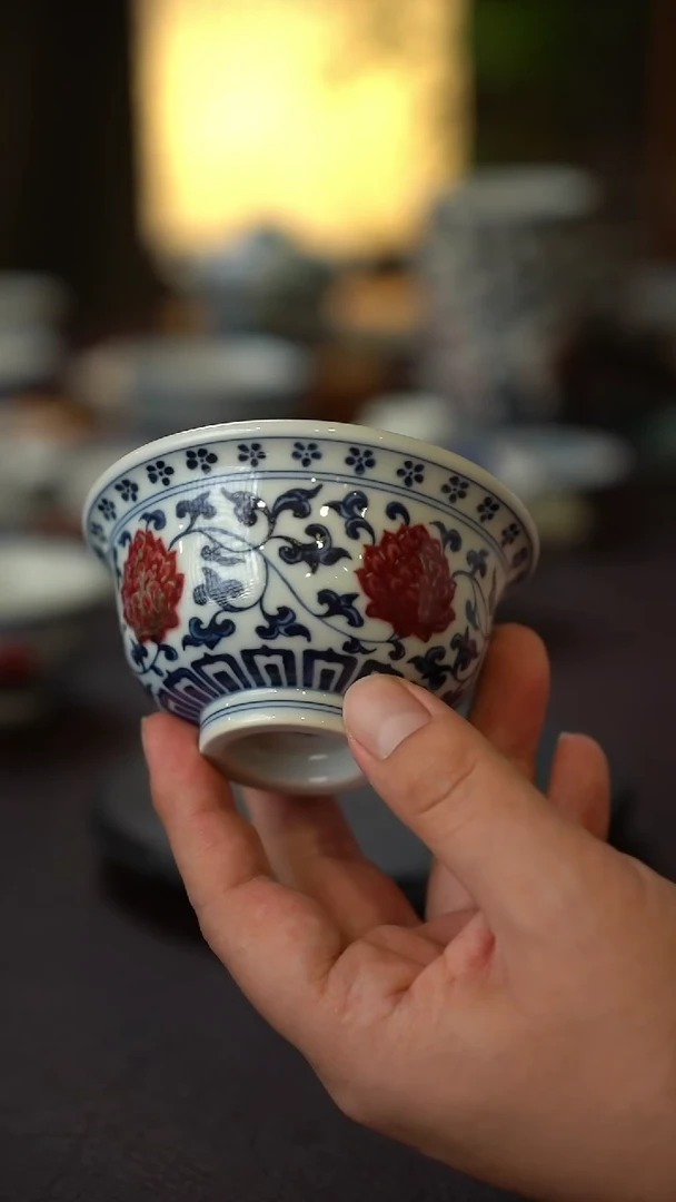 34号景德镇全手工手绘青花釉里红缠枝莲压手杯（大）