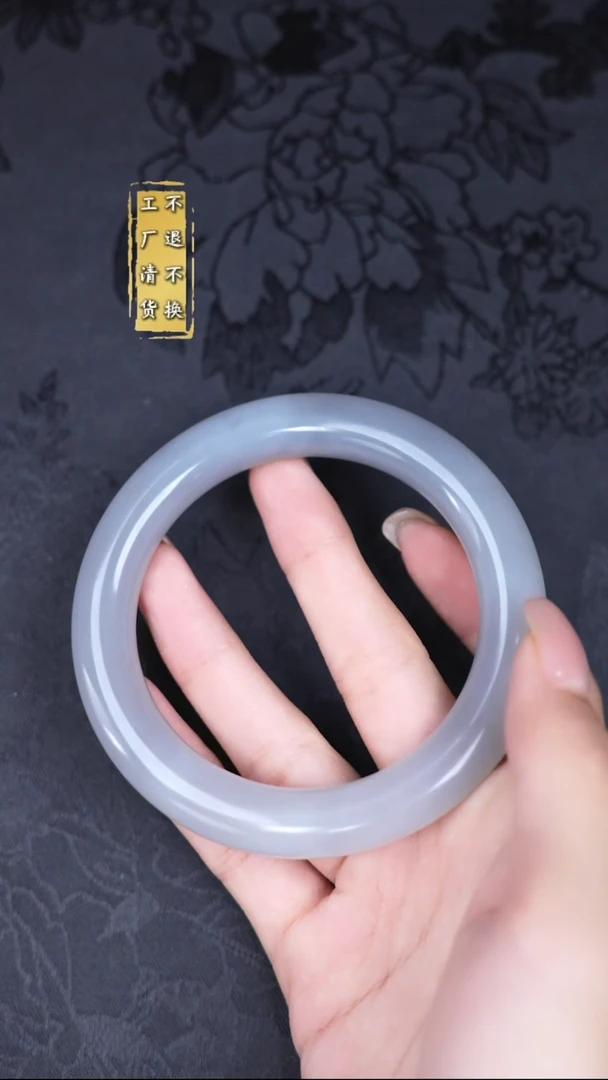 未镶嵌手镯和田玉60圈有天然结构 /
