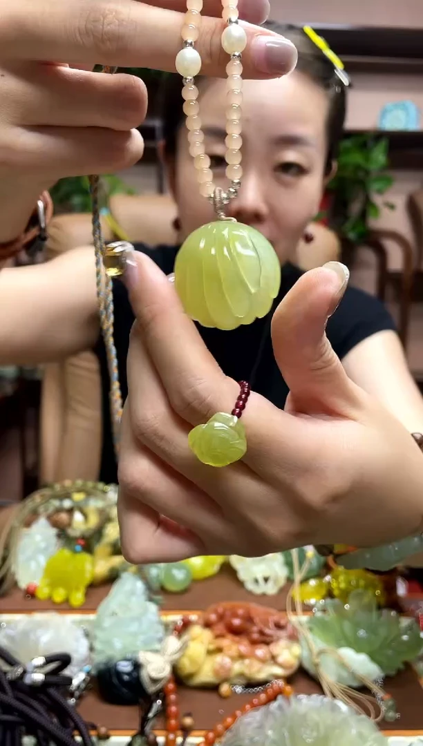 未镶嵌岫玉颈饰·