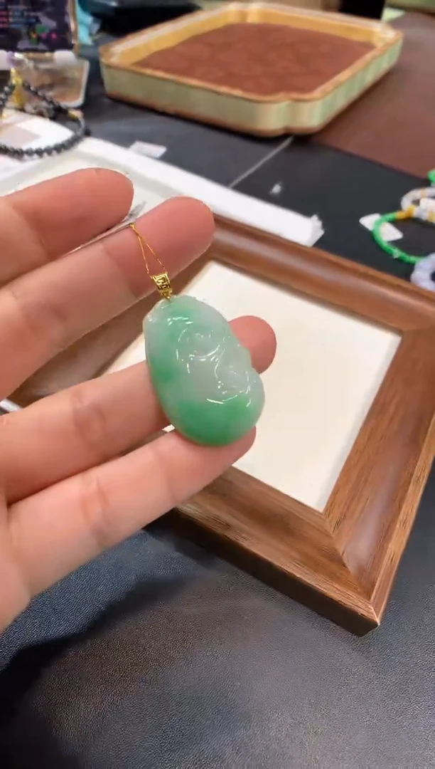 颈饰18K金镶嵌翡翠如意