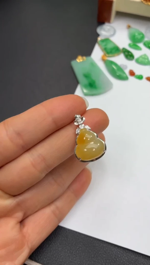 颈饰18K金镶嵌翡翠天然翡翠A货