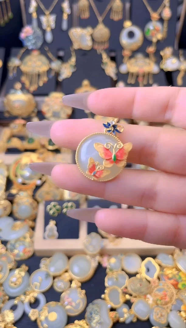 和田玉银S925镀金镶嵌颈饰梦幻彩蝶圆牌吊坠