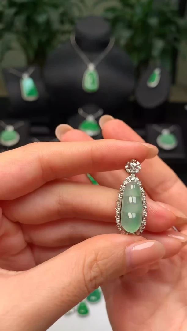 颈饰18K金镶嵌翡翠福豆