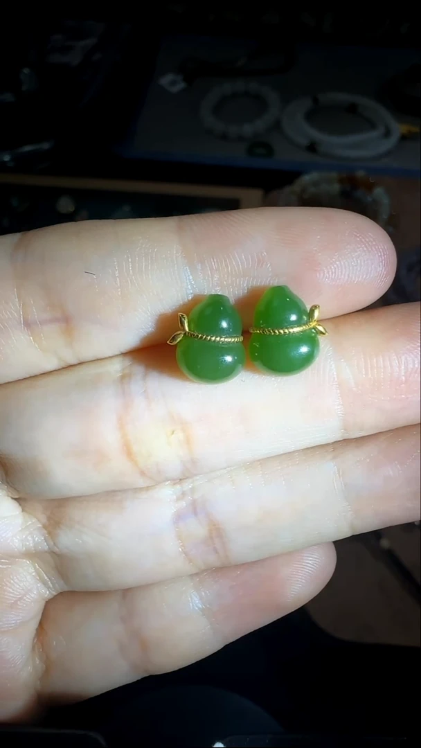 18K金镶嵌和田玉耳饰和田玉葫芦耳饰