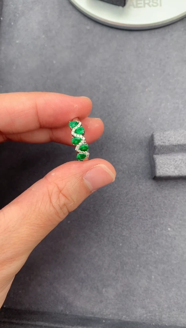 【闪购商品】祖母绿戒指18K金镶嵌57分祖母绿戒指